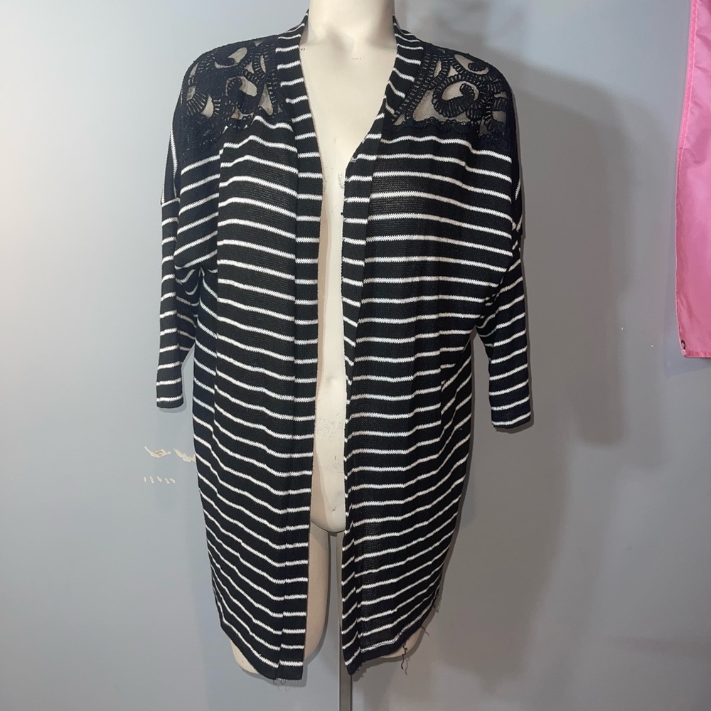 Black white stripe lace shoulder open front short sleeve cardigan woman’s medium